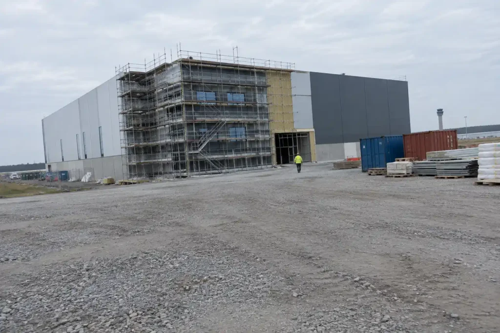 Byggarbetsplats utanför Arlanda där svensk batterifabrik gör comeback, med byggnad och arbetare i bakgrunden.